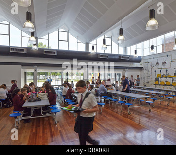 Scuola di Wednesfield, Wolverhampton, Regno Unito. Architetto: Capita Symonds architettura, 2013. Caffetteria durante il pranzo. Foto Stock