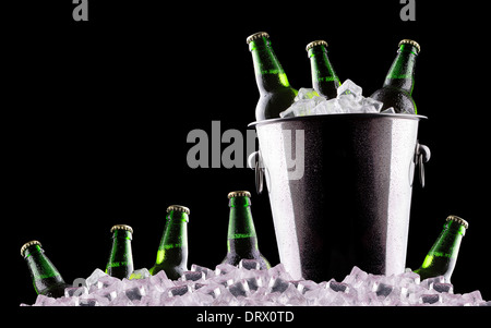 Bottiglie di birra nel secchiello del ghiaccio isolato su nero Foto Stock