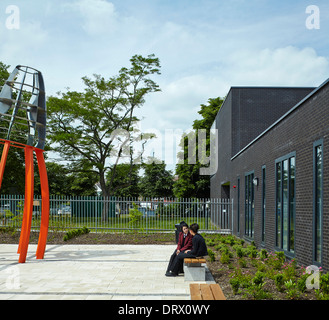 Scuola di Wednesfield, Wolverhampton, Regno Unito. Architetto: Capita Symonds architettura, 2013. Di recente schoolyard paesaggistici. Foto Stock