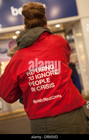 La Croce Rossa britannica Chugger  assunzione di addetto alle vendite in cerca di donazioni di beneficenza, carità convincere le persone a Manchester, Regno Unito, Europa Foto Stock