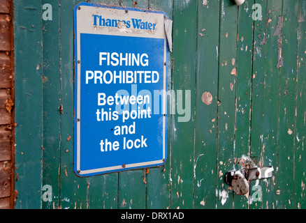 Divieto di pesca firmare e lucchetto Foto Stock