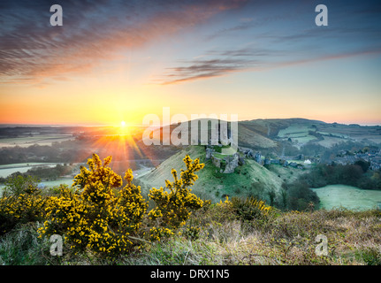 Sunrise guarda le rovine di Corfe Castle nel Dorset Foto Stock