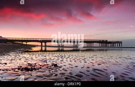 Boscombe Beach e il molo a bassa marea in Bournemouth in Dorset Foto Stock