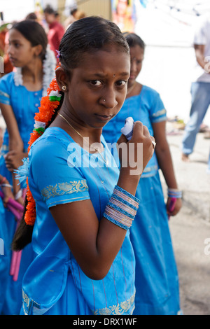 Una giovane ragazza vestita di azzurro vestito con una ghirlanda tra i capelli durante il Thaipoosam festa religiosa, Mauritius. Foto Stock