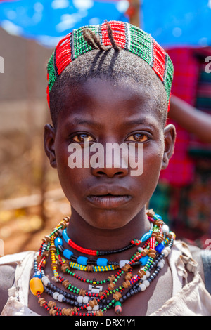 Una giovane donna dalla tribù Hamer, Dimeka, Valle dell'Omo, Etiopia Foto Stock