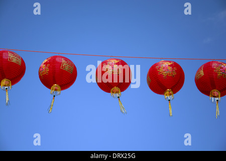 Le lanterne cinesi contro un cielo blu Foto Stock