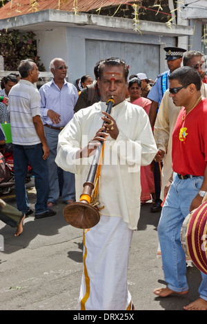 Un musicista di soffiaggio in uno strumento musicale durante il Thaipoosam festa religiosa, Mauritius. Foto Stock
