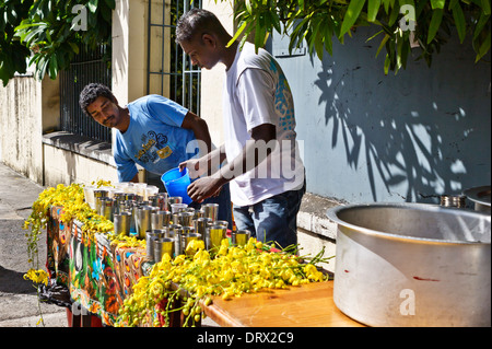 Il rifornimento di acqua fredda in calici d'argento per adoratori durante il thaipoosam festa religiosa, Mauritius. Foto Stock