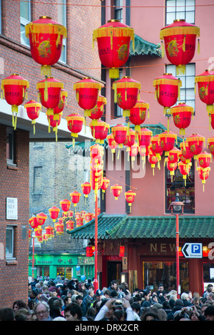 Le lanterne cinesi appeso sopra Gerrard Street a Londra. Foto Stock