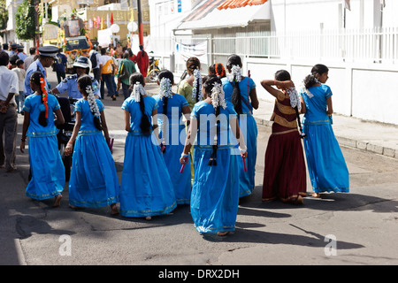 Le giovani ragazze in abiti blu durante il Thaipoosam festa religiosa, Mauritius. Foto Stock