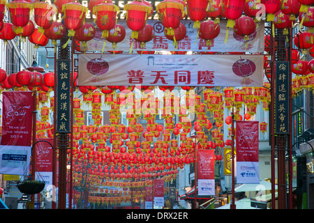 Le lanterne cinesi appeso sopra Gerrard Street a Londra. Foto Stock