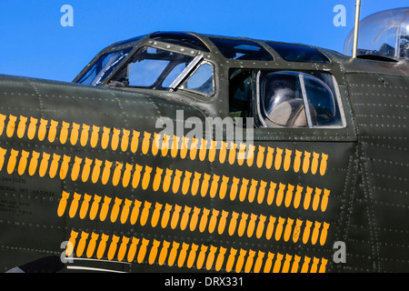 Tag di missione sotto il finestrino della cabina di pilotaggio di un WW2 B24 Liberator bomber piano Foto Stock