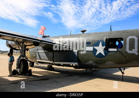 Un WW2 B24 Liberator bomber piano sul display all'Aeroporto di Sarasota in Florida Foto Stock