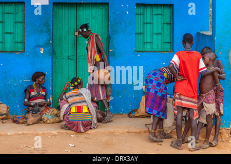 Hamer persone nella città Dimeka, Valle dell'Omo, Etiopia Foto Stock