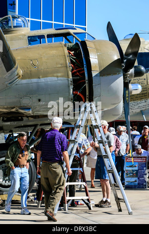 Il Wright Cyclone motore di un B17 Flying Fortress WW2 piano bombardiere underging riparazioni presso l'Aeroporto di Sarasota FL Foto Stock