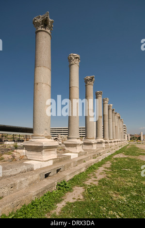 ASIA, la Turchia, Izmir, Agora (antica città di Smirne, i secolo D.C.), colonnato del Portico ovest Foto Stock