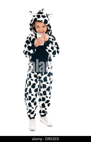 Little Boy vestito da mucca bere un sano bicchiere di latte Foto Stock