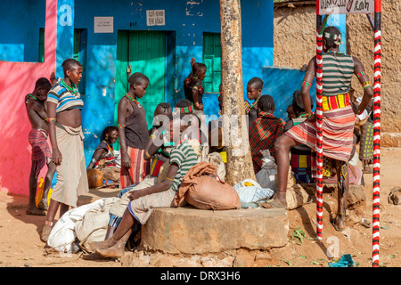 Hamer persone nella città Dimeka, Valle dell'Omo, Etiopia Foto Stock