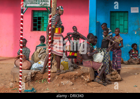 Hamer persone nella città Dimeka, Valle dell'Omo, Etiopia Foto Stock