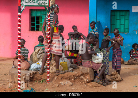 Hamer persone nella città Dimeka, Valle dell'Omo, Etiopia Foto Stock