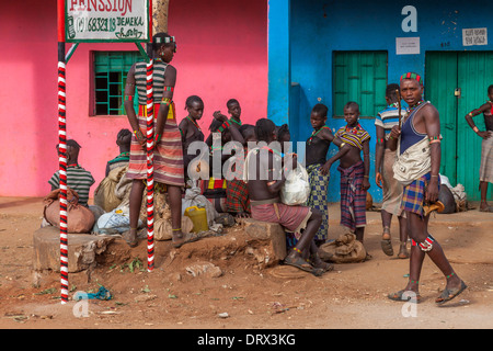 Hamer persone nella città Dimeka, Valle dell'Omo, Etiopia Foto Stock