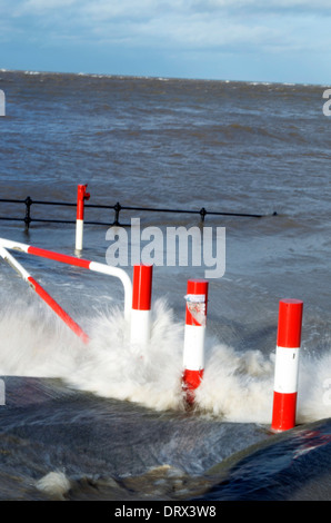 Onde che si infrangono sulla strada a scivolo che conduce alla spiaggia sul lungomare di Hoylake nel Wirral Nord Ovest Inghilterra Foto Stock