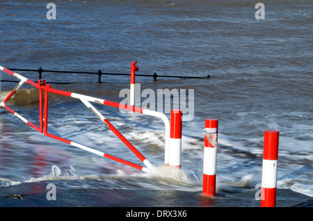 Onde che si infrangono sulla strada a scivolo che conduce alla spiaggia sul lungomare di Hoylake nel Wirral Nord Ovest Inghilterra Foto Stock