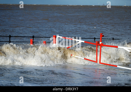 Onde che si infrangono sulla strada a scivolo che conduce alla spiaggia sul lungomare di Hoylake nel Wirral Nord Ovest Inghilterra Foto Stock