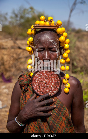 Mursi donna che indossa un labbro piastra, Mursi villaggio tribale, la Valle dell'Omo, Etiopia Foto Stock