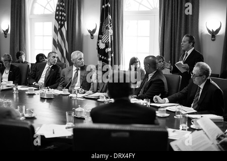 Il Presidente Usa Barack Obama e membri del gabinetto ascoltare economica nazionale direttore del Consiglio Gene Sperling durante una riunione in Cabinet Room della casa bianca, 12 settembre 2013 a Washington, DC. Foto Stock