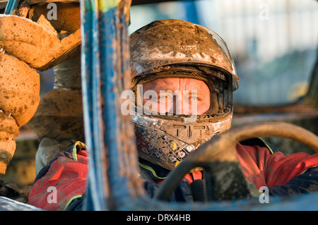 Banger racer gara gare di corse di stock car auto casco caschi driver driver motore sport accessibile a buon mercato ne Foto Stock