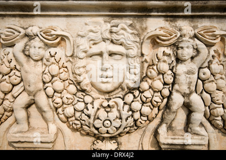 L'ASIA, la Turchia Selçuk, Museo di Efeso, carving sul lato del sarcofago edificio esterno Foto Stock