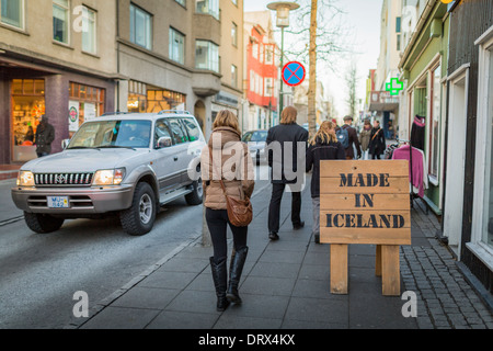 La gente sulla strada dello shopping, il tempo di Natale, Reykjavik, Islanda Foto Stock