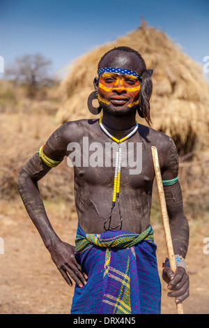 Ritratto di un uomo dei Mursi, Mursi villaggio tribale, la Valle dell'Omo, Etiopia Foto Stock