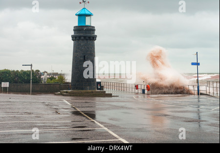 Teignmouth, Devon, Inghilterra. Febbraio 2014. Grandi onde ha colpito la parte occidentale del mare di Teignmouth parete durante le tempeste di febbraio. Foto Stock