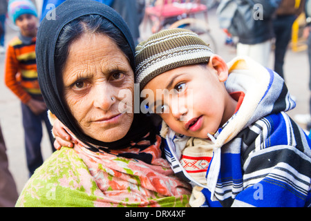 Nonna musulmana e ragazzo di Vecchia Delhi, India Foto Stock