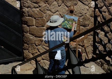 Un artista pittura al Parc Güell. Barcellona. Spagna Foto Stock