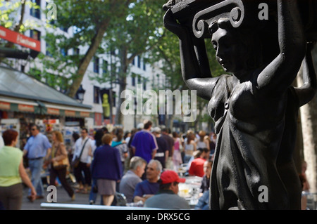 Pestestrian scena di strada sulla Rambla, Barcelona, Spagna Foto Stock