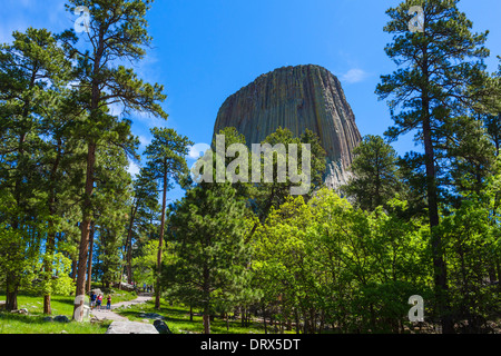 Walkers sul sentiero della torre sotto Devils Tower National Monument, Crook County, Black Hills, Wyoming USA Foto Stock