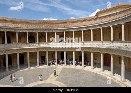 Circolare centrale patio, Palazzo di Carlo V nel Nasrid Fortificazioni di La Alhambra complessa, Grenada, Andalusia, Spagna Foto Stock