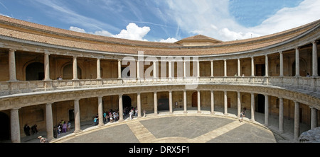 Circolare centrale patio, Palazzo di Carlo V nel Nasrid Fortificazioni di La Alhambra complessa, Grenada, Andalusia, Spagna Foto Stock