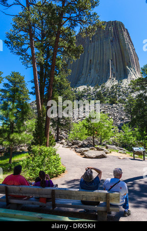 I turisti in appoggio sul sentiero della torre, Devils Tower National Monument, Crook County, Black Hills, Wyoming USA Foto Stock