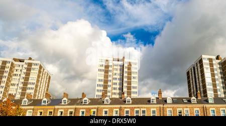 Tradizionali case a schiera vittoriane di Falconar Street con i moderni appartamenti a torre degli anni '60 dietro. Newcastle upon Tyne, Regno Unito. Foto Stock