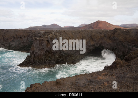 Los Hervideros Boiling Springs Lanzarote Atlantica selvaggia rulli pounding in mare le grotte di roccia lavica passerelle di visualizzazione di punti Foto Stock