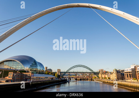 Tyne ponte che attraversa il fiume Tyne a unirsi a Gateshead e Newcastle, Regno Unito. Visto attraverso l'arco del Millennium Bridge. Foto Stock