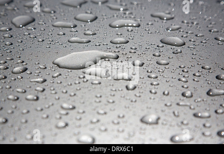 Le goccioline di acqua sulla lucida superficie di metallo Foto Stock