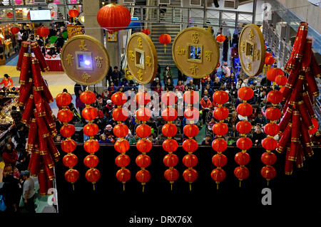 La gente guarda esibizioni dal vivo al Capodanno cinese a Chinatown, Vancouver, BC, Canada Foto Stock
