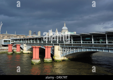 Nuvole temporalesche su Blackfriars il ponte ferroviario e la stazione con la Cattedrale di St Paul in background, London, England, Regno Unito Foto Stock