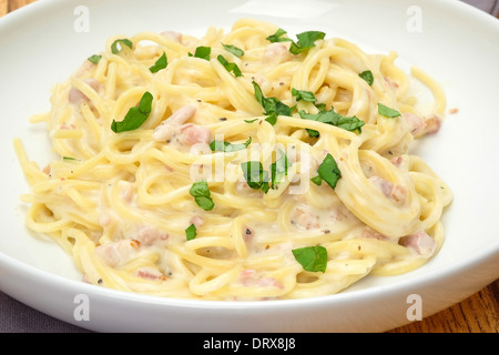 Una ciotola di fresco spaghetti alla carbonara - studio shot Foto Stock