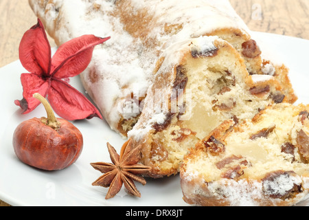 Tradizionale Stollen tedesco servito a Natale Foto Stock